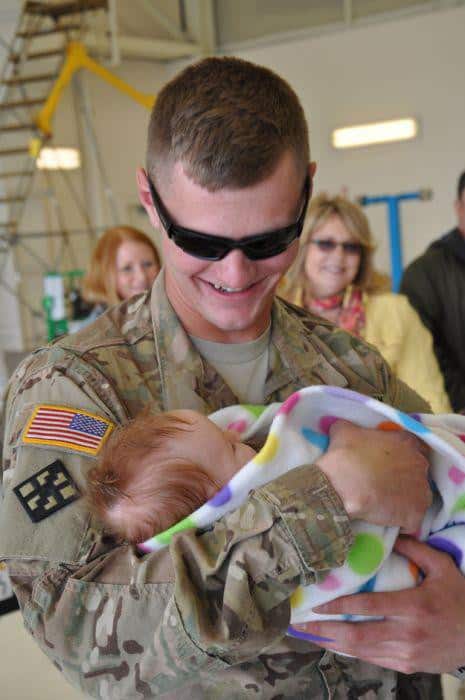 soldiers_meeting_their_children_13