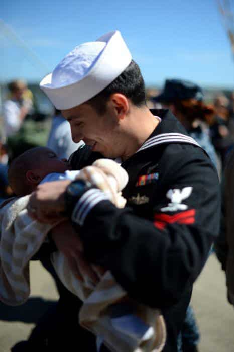 soldiers_meeting_their_children_14