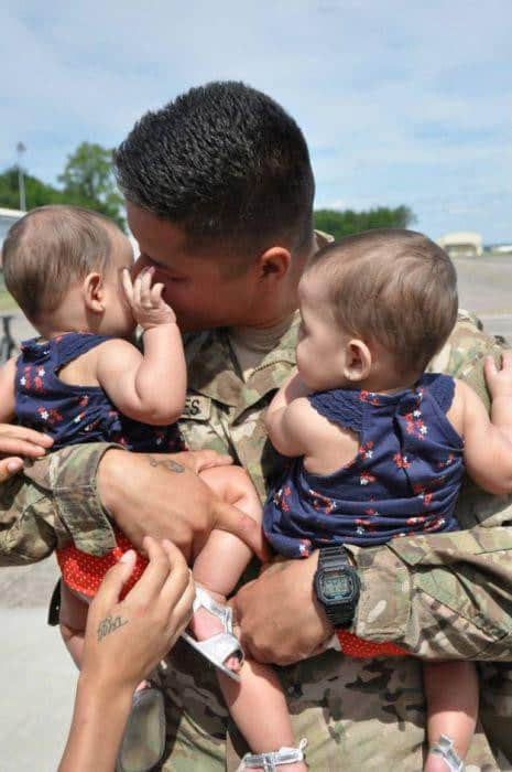 soldiers_meeting_their_children_15