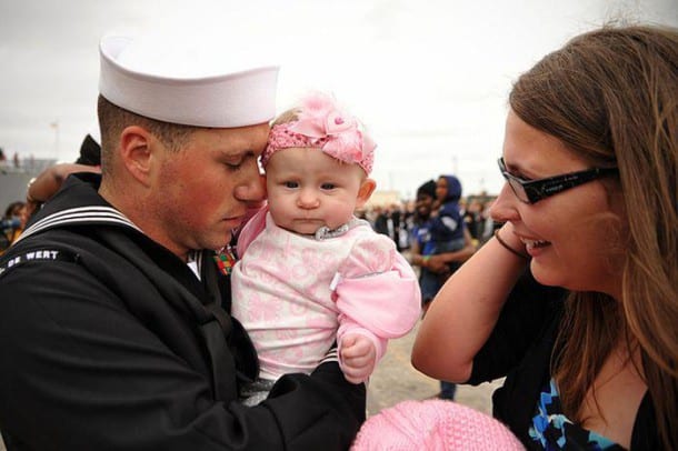 soldiers_meeting_their_children_18