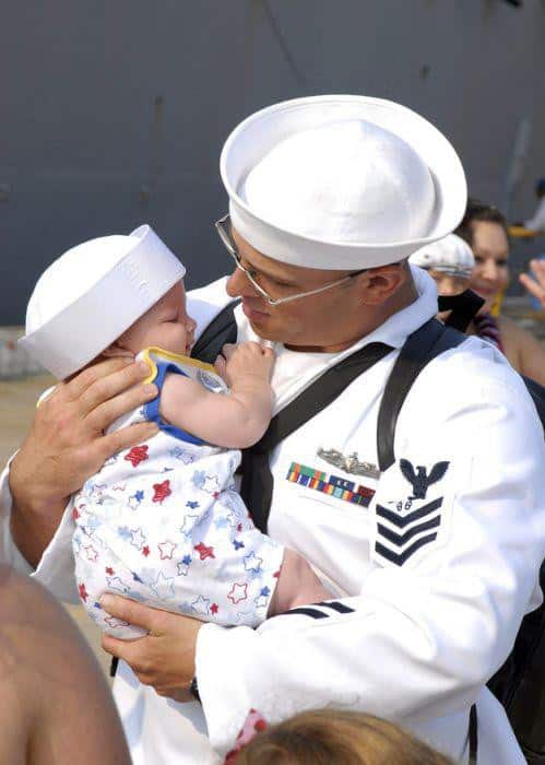 soldiers_meeting_their_children_20