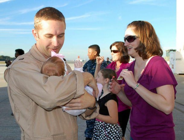 soldiers_meeting_their_children_22