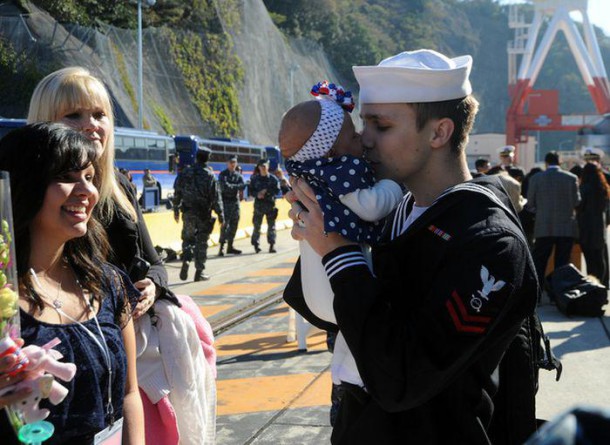 soldiers_meeting_their_children_23