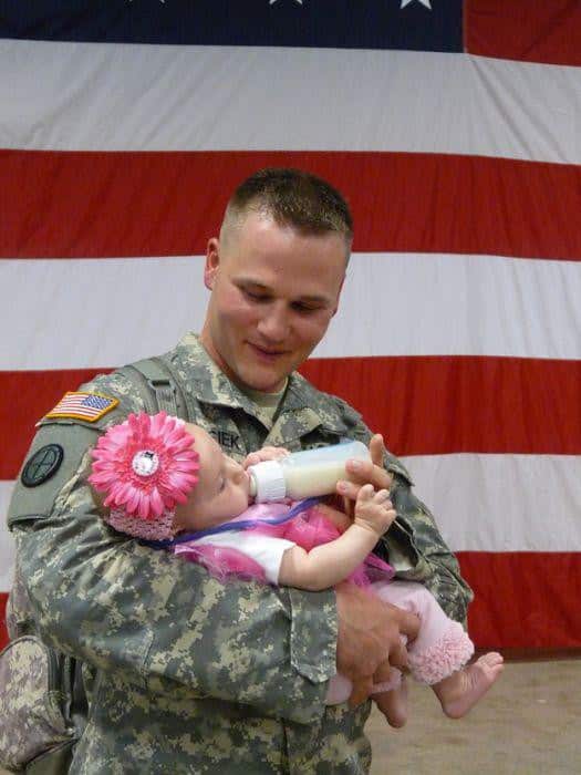 soldiers_meeting_their_children_24