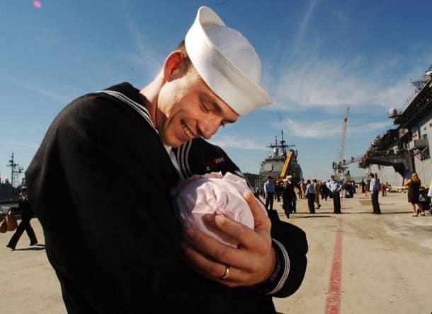 soldiers_meeting_their_children_27