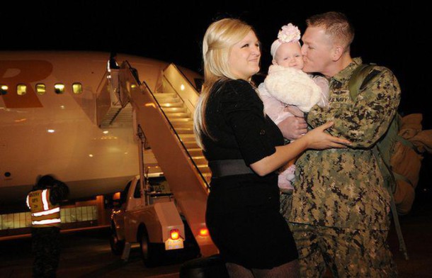 soldiers_meeting_their_children_28