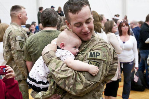 soldiers_meeting_their_children_29