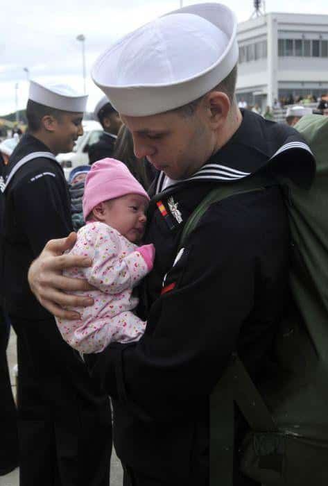 soldiers_meeting_their_children_30