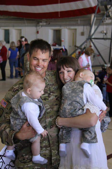 soldiers_meeting_their_children_33