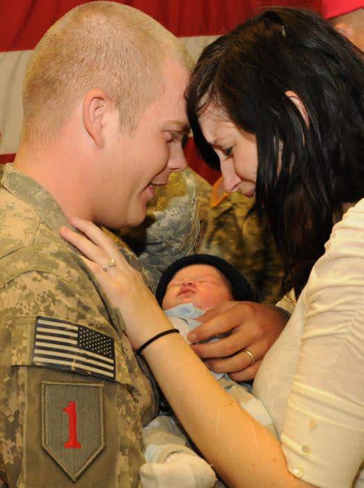 soldiers_meeting_their_children_36