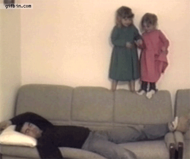r10yg4tsxypzgnnoqwurgirls-jump-dad-couch