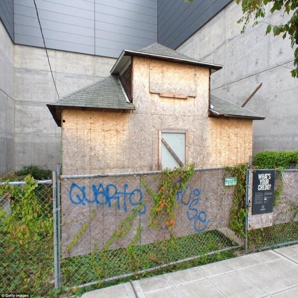 w_268bfeec00000578-2990676-the-house-is-now-boarded-up-ahead-of-the-auction-at-the-end-of-t-a-10-1426161441221