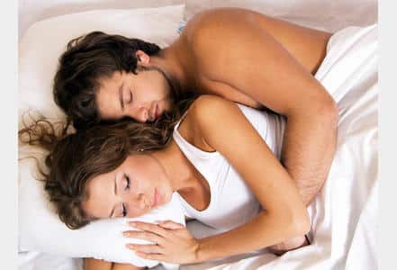 Couple-ce-que-dit-votre-maniere-de-dormir-a-deux