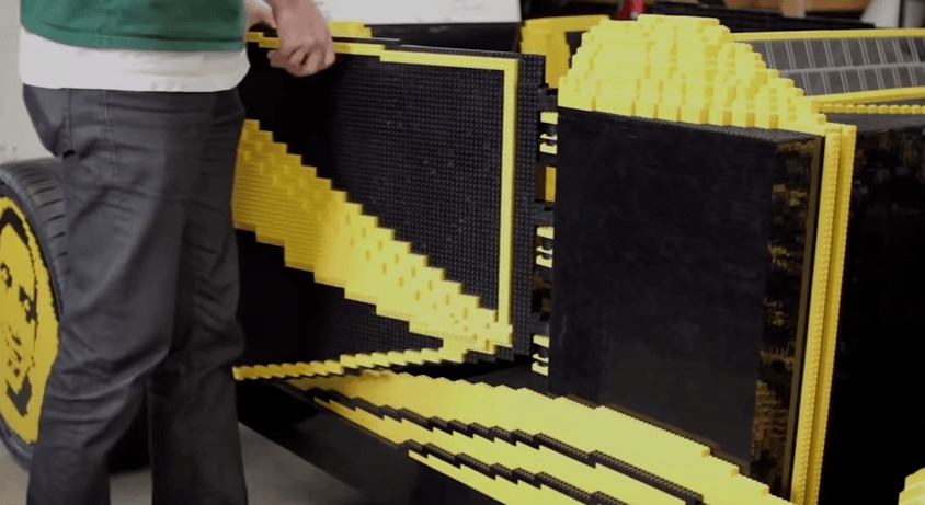 Il construit une voiture LEGO grandeur nature qui fonctionne int?�gralement ?� l'air comprim?�