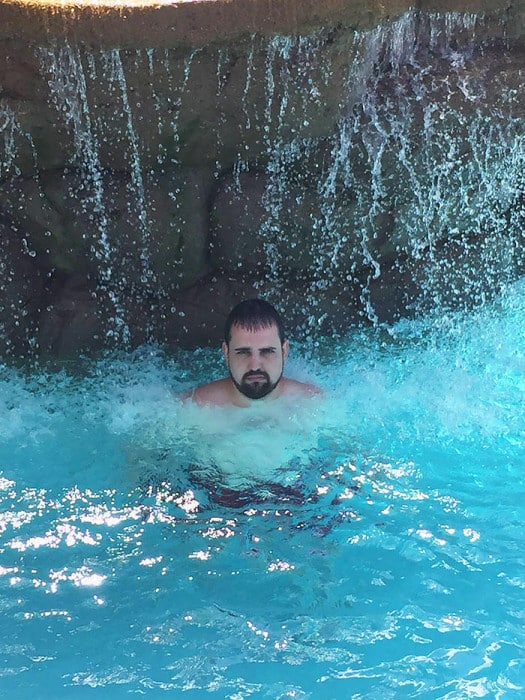 guy-travels-without-wife-has-no-fun-in-puerto-rico-21__700