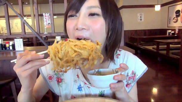 fille-manger-restaurant-japon