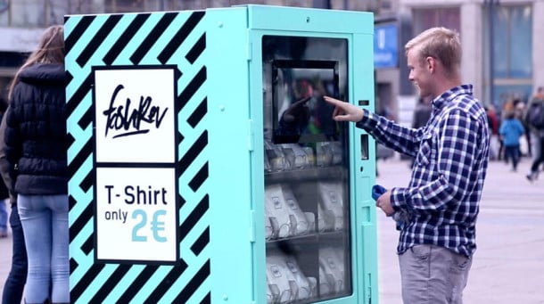 vending-machine-social-experiment-2-euro-t-shirt-fashion-revolution-22