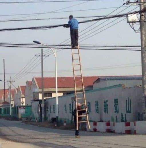 "Hé y a un petit problème de câbles tu t'en occupes ? "