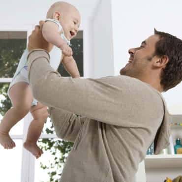 un-papa-qui-s-occupe-de-son-bebe-10475622xlplb_2041