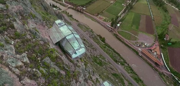 scary-see-through-suspended-pod-hotel-peru-sacred-valley-6- montagne