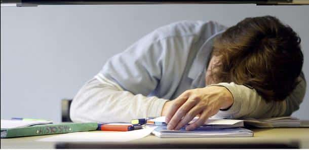 Bibliotheque de l'universite, revision pour les examens eleve etudiants garcon au travail fatigue, stress