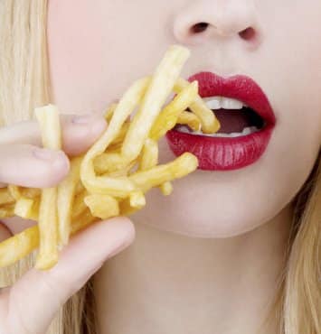 jeune-femme-frites