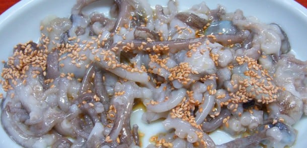 C'est un plat traditionnel sud-coréen. Il se consomme d'une manière particulière, il doit être servi tel quel dans l'assiette, tout juste sorti de l'aquarium (oui, encore vivant). Les ventouses peuvent s'accrocher au palet et à a la gorge et provoquer un étouffement. Chaque année, 6 personnes en moyenne décèdent à cause du sannakji. Il existe toutefois une technique pour éviter cet accident, il suffit de le croquer dès qu'il est en bouche et bien le mastiquer avant d'avaler. 