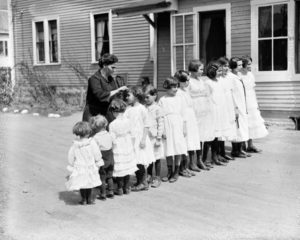 Cette famille des années 1920 aligne ses 13 enfants...maintenant ...