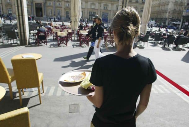 2048x1536-fit_une-serveuse-de-bar-place-des-terreaux-de-lyon-le13-avril-2011-cyril-villemain-20-minutes