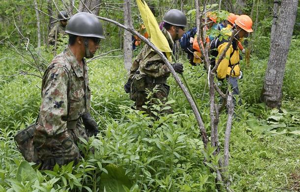 648x415_forces-autodefense-japonaises-recherche-petit-garcon-disparu-foret-hokkaido-2-juin-2016