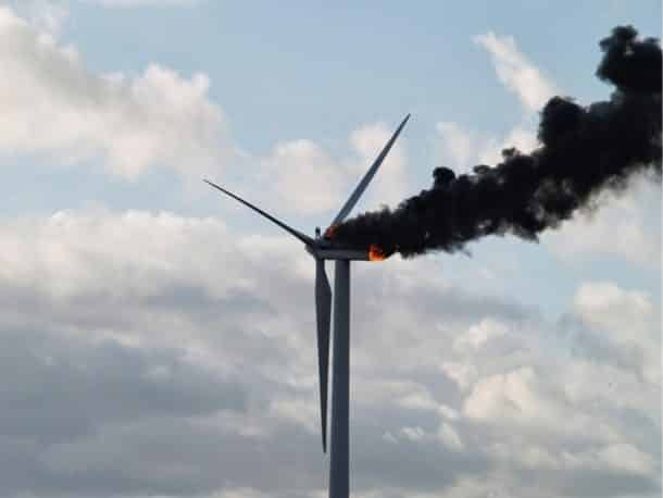 Deux ingénieurs partagent un dernier câlin avant une mort certaine après avoir été piégés sur une turbine à vent brûlant.