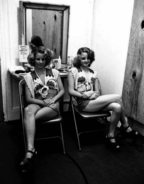 Jodie Foster and her sister on set of Taxi Driver in 1976