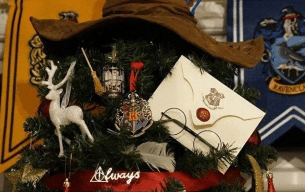 Une britannique a réussi à décorer son sapin en sapin de Noël Harry