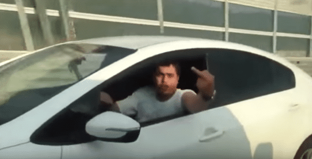 Il fait un doigt d'honneur à un automobiliste Deux secondes plus tard,  il le regrette amèrement ! (vidéo)
