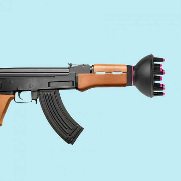 Fusion entre armes de guerre et accessoire de beauté