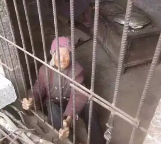 Une vieille dame chinoise est enfermée dans une cage