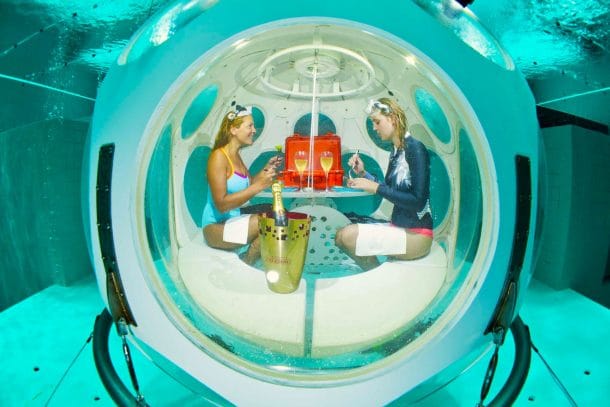 Restaurant sous-marin à Bruxelles dans la fosse de plongée Nemo 33