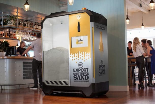 DB export et sa machine qui recycle les bouteilles de verre en sable