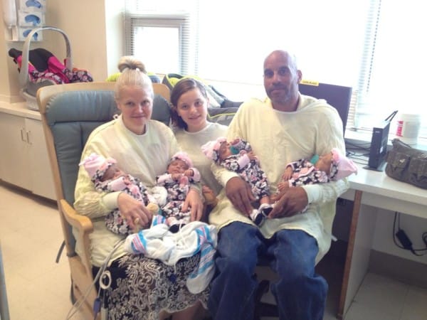 La famille Fugate avec les quatre nouveaux-nés