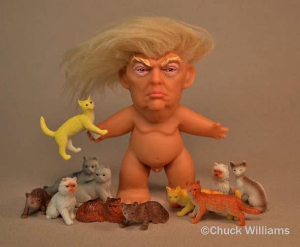 Chuck Williams et sa Troll Doll de Donald Trump