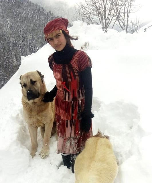 Hamdü Sena et Tomi, son chien