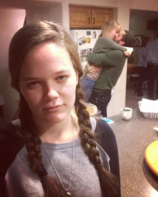 Cette fille se prend en selfie façon "troisième roue du carrosse" et devient une star