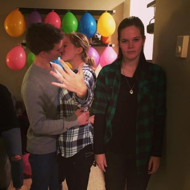 Cette fille se prend en selfie façon "troisième roue du carrosse" et devient une star