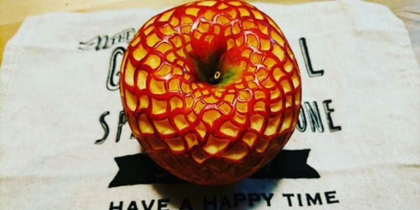L'artiste japonais Gaku a sculpté une pomme