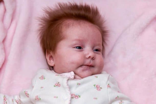 Ce bébé est si chevelu que sa maman passe 2h30 chaque jour à lui faire