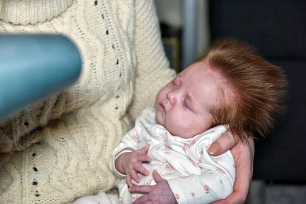 Ce Bebe Est Si Chevelu Que Sa Maman Passe 2h30 Chaque Jour A Lui Faire Son Brushing