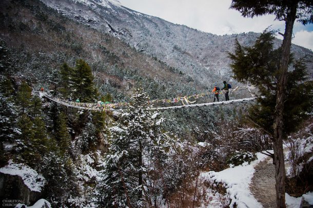 couple se marie en haut du mont everest