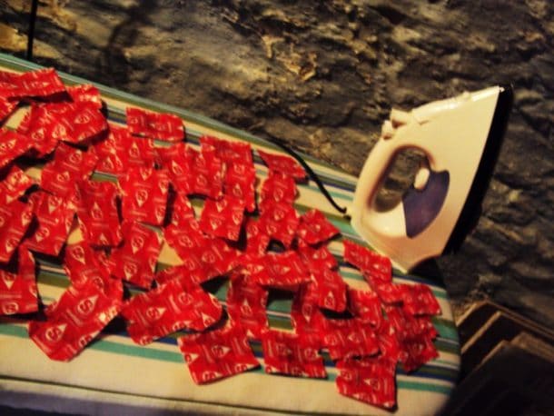 robe faite en papiers de bonbons