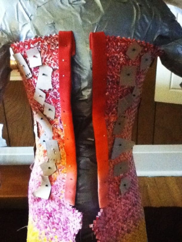 Robe confectionnee en papiers de bonbons