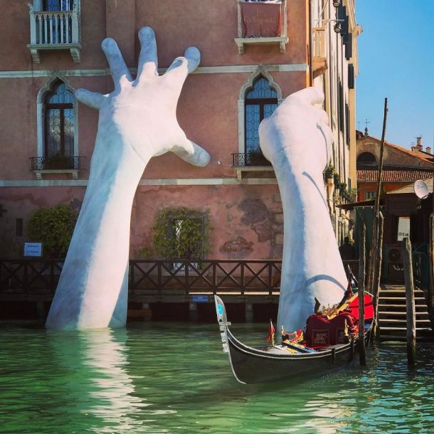 mains sculptures venise